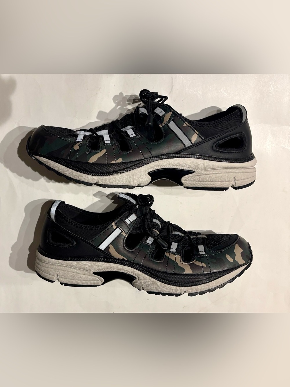 pair of men’s Dr comfort shoes, Marco. Size 10M - Picture 5 of 9